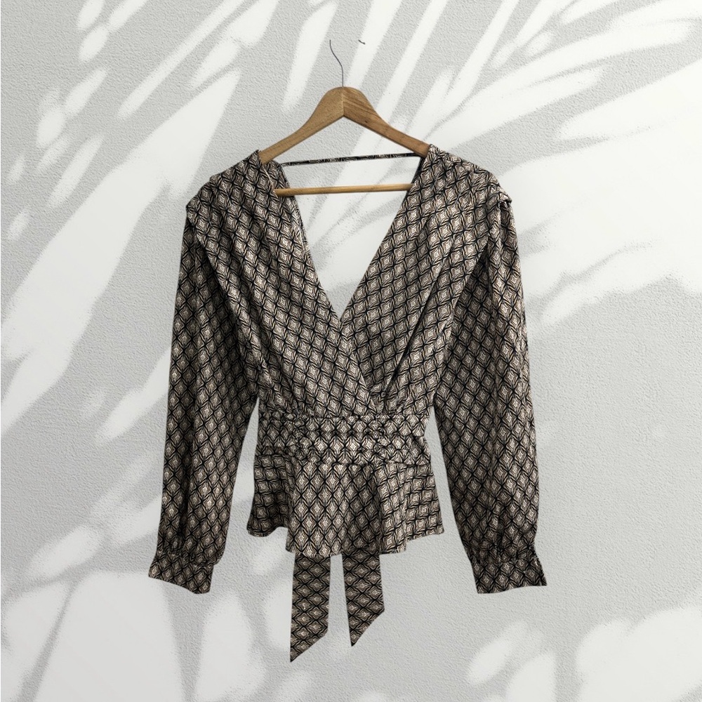 Cute Deep V Long Sleeve top w geometric Patterns cute tie at waist Size sm # 816